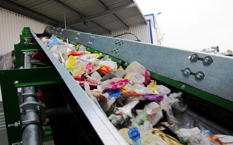 Convoyeur à bande Tecnitude pour le transport de déchets plastiques 