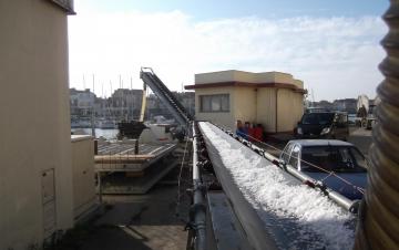 Convoyeur à bande Tecnitude pour l'alimentation en glace de navires-usines de pêche 