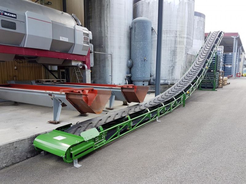 Convoyeur à bande à chevrons pour la viticulture